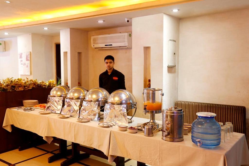 Airport La Sapphire Hotel & Restaurant Neu-Delhi Exterior foto