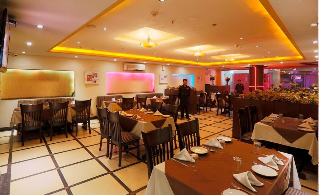 Airport La Sapphire Hotel & Restaurant Neu-Delhi Exterior foto