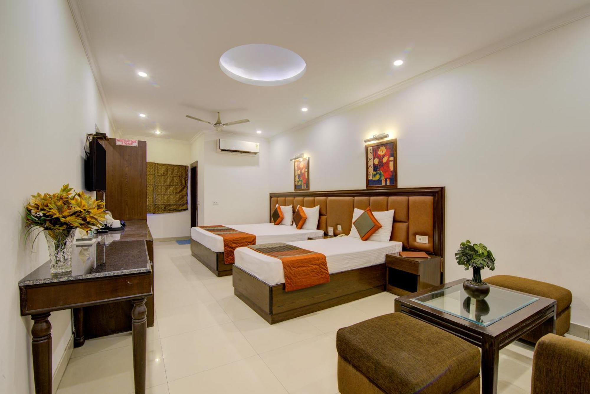 Airport La Sapphire Hotel & Restaurant Neu-Delhi Exterior foto